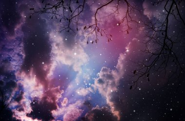 Gece gökyüzü bulutlu ve yıldızlı.