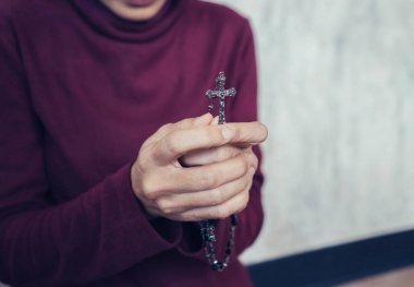 Kilisede haçla dua eden kadın, maneviyat ve din..