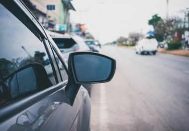 Bir arabanın dikiz aynası..