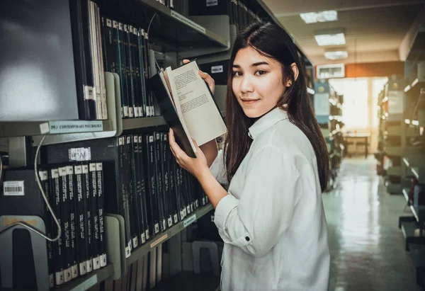 Joven Asiática Mujer Tomando Libro Readingbook Biblioteca Librería — Foto de Stock