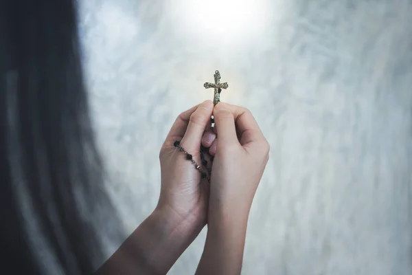 Kilisede Haçla Dua Eden Kadın Maneviyat Din — Stok fotoğraf