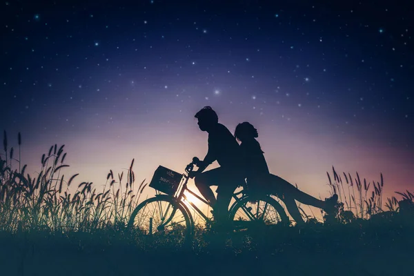 Valentines Concept Romantic Couple Love Bicycle Field Dreaming Stars Night — Stock Photo, Image