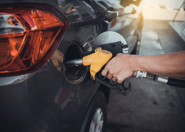 Άνδρας Που Ξαναγεμίζει Πετρέλαιο Βενζίνης Καύσιμο Στο Σταθμό Ανεφοδιασμού — Φωτογραφία Αρχείου