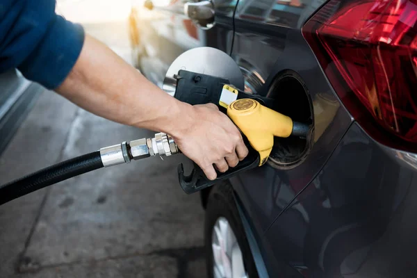 Άνδρας Που Ξαναγεμίζει Πετρέλαιο Βενζίνης Καύσιμο Στο Σταθμό Ανεφοδιασμού — Φωτογραφία Αρχείου