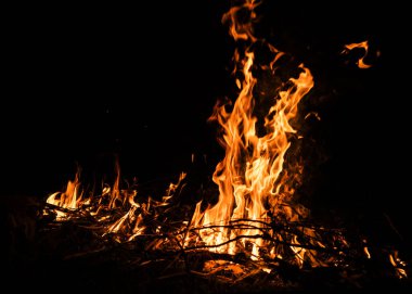 alevler siyah arkaplanda