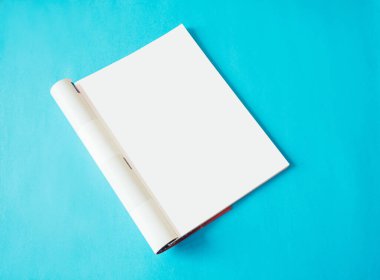 Dergi sayfası, mavi arkaplan üzerine boş sayfa.