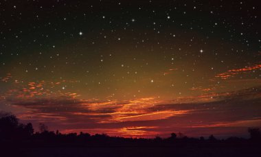 Gece gökyüzü bulutlu ve yıldızlı