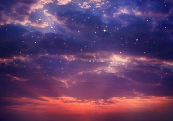 Gece gökyüzü bulutlu ve yıldızlı.