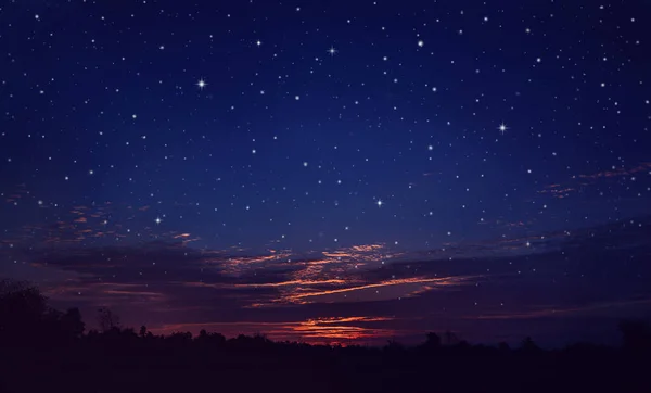 Gece gökyüzü bulutlu ve yıldızlı.