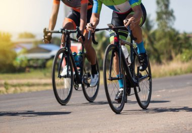 Profesyonel bisiklet yarışı, bir grup bisikletçi.