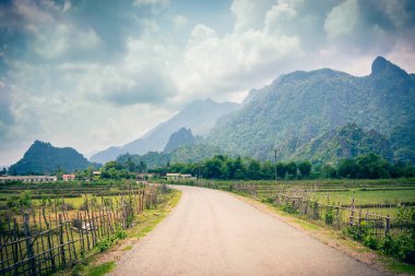 Vang Vieng 'deki köy yolu, Laos.