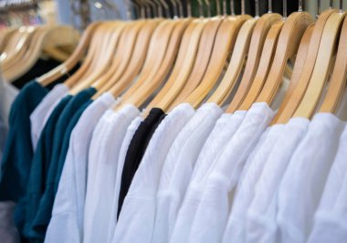 Marketteki bir moda mağazasında askılarda şık kıyafetler..