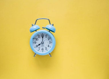 Sarı renk arka grubunda mavi alarm saati