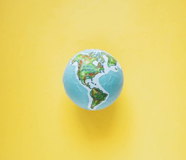 Sarı zemin üzerinde atlas dünya haritası üzerinde Kuzey ve Güney Amerika.