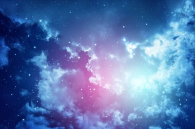 Gece gökyüzü bulutlu ve yıldızlı.