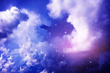 Gece gökyüzü bulutlu ve yıldızlı.