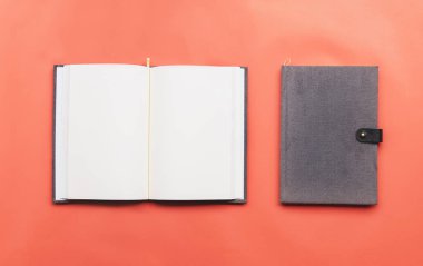 Turuncu arkaplanda dizüstü bilgisayarın üst görünümü