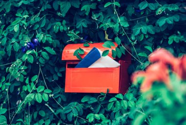 Bir Evin Önündeki Kırmızı Posta Kutusu.
