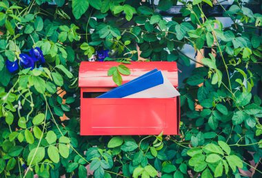 Bir Evin Önündeki Kırmızı Posta Kutusu.