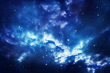 Gece gökyüzü bulutlu ve yıldızlı