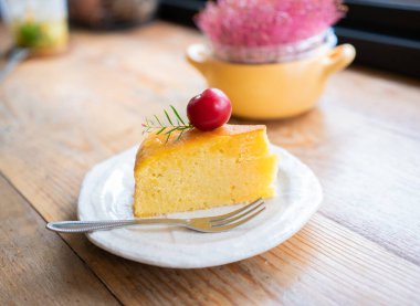 Tahta masadaki kirazlı turuncu pasta..