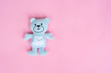 Pembe arka planda bira bebeği.
