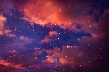 Gece gökyüzü bulutlu ve yıldızlı