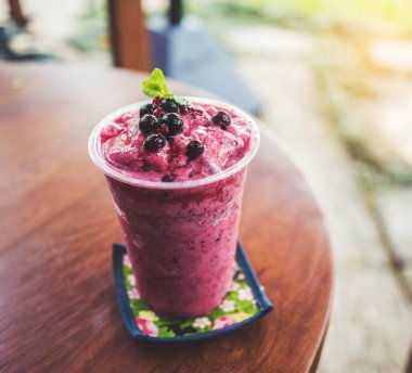 Tahta masada sağlıklı yabanmersini püresi..