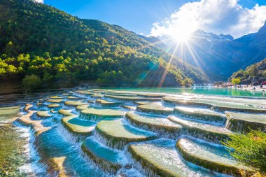 Şelale nehri dağ manzarası, Mavi Ay Vadisi, Lijiang, Çin.