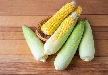 Tahta masadaki koçanlarda taze mısır, Üst Manzara.