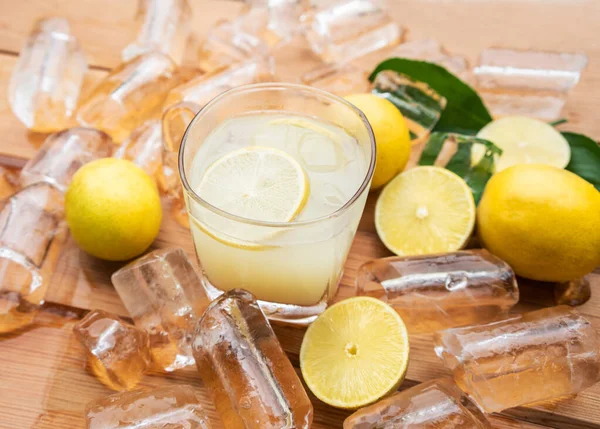 Copos Suco Limão Com Gelo Mesa Madeira — Fotografia de Stock
