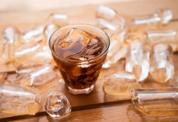 Copo Cola Com Cubos Gelo Beber Refrigerante — Fotografia de Stock