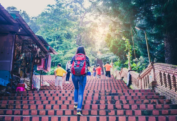 Unga Asiatiska Resande Kvinnor Promenader Wat Doi Suthep Chiang Mai — Stockfoto