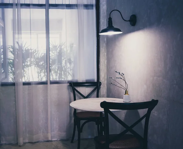 과검은 램프가 탁자와 — 스톡 사진
