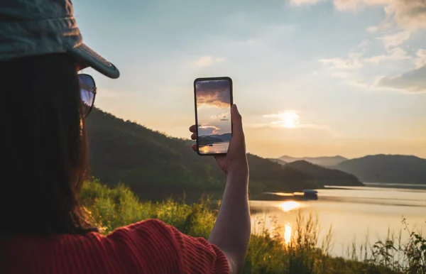 Kobieta Ręka Pomocą Smartfona Robiąc Zdjęcie Zachodu Słońca Ścieżką Wycinania — Zdjęcie stockowe