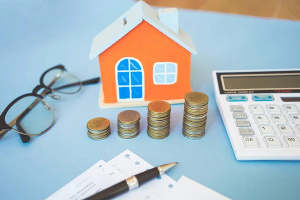 Huis Model Munt Rekenmachine Blauwe Achtergrond Voor Finance Banking Concept — Stockfoto