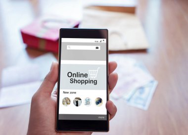 Kadın elleri evden online alışveriş için akıllı telefon kullanıyor..