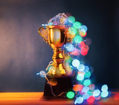 Kazanan konsept, altın kupa soyut bokeh arka planlı bir yarışmada kazandı..