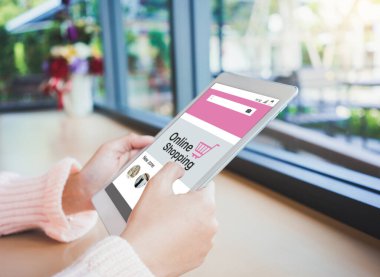 Dijital tablette çevrimiçi alışveriş sitesi. Dijital tablet kullanan genç kadın elleri. Çevrimiçi alışveriş kavramı..