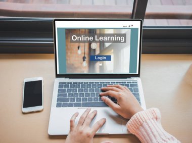 Bir dizüstü bilgisayarda web sitesi sayfası ile çevrimiçi öğrenen kadın.