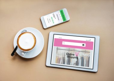 Mobilephone ve Online Shopping Web sitesindeki çevrimiçi bankacılık dizüstü bilgisayarda. Finansal ve yatırım ve internet ödemeleri alışveriş ağı.