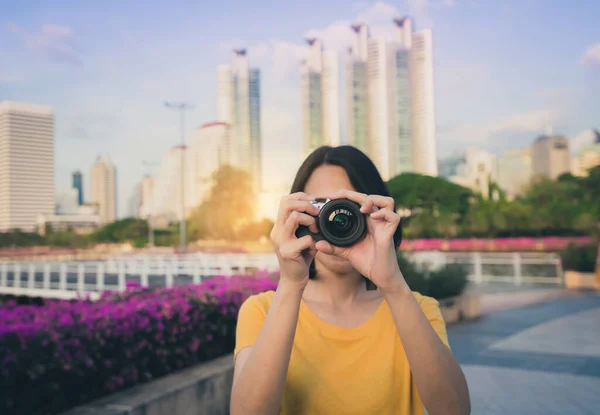 Mujer Asiática Fotógrafa Está Tomando Una Foto — Foto de Stock