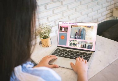 İnternetten alışveriş sitesi laptopta. Genç kadın elleri dizüstü bilgisayar kullanıyor..