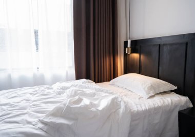 Beyaz temalı çarşaf ve yatak odası iç sabah beyaz perde.