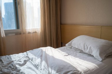 Yatak odasının içi, sabahları temiz beyaz yastıklar ve çarşaflarla dolu.. 