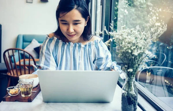 Online Shopping Website Laptop Young Woman Using Laptop Computer — Stock Photo, Image