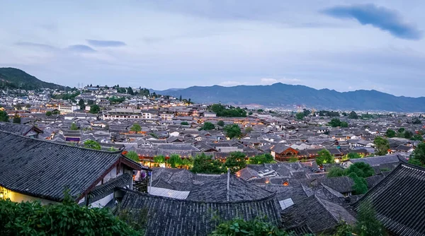 麗江旧市街 中国の夜に屋根 — ストック写真