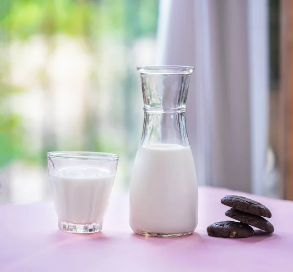 Flasche Milch Und Glas Milch Auf Rosa Tischhintergrund — Stockfoto