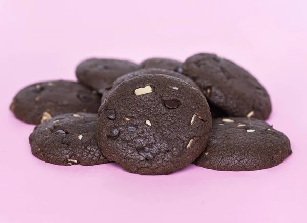 Galletas Chocolate Chip Sobre Fondo Rosa — Foto de Stock