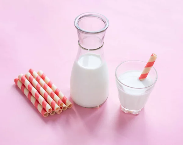 Flasche Milch Und Glas Milch Auf Rosa Hintergrund — Stockfoto